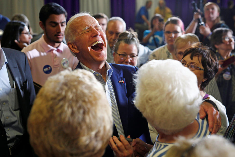 Joe Biden (hier mit Senioren im Sommer 2019) hat gut Lachen: Sein Gegner Donald Trump verscherzt es sich bei einer der wichtigsten Wählergruppen gerade selbst. (Bild: REUTERS/Jordan Gale)