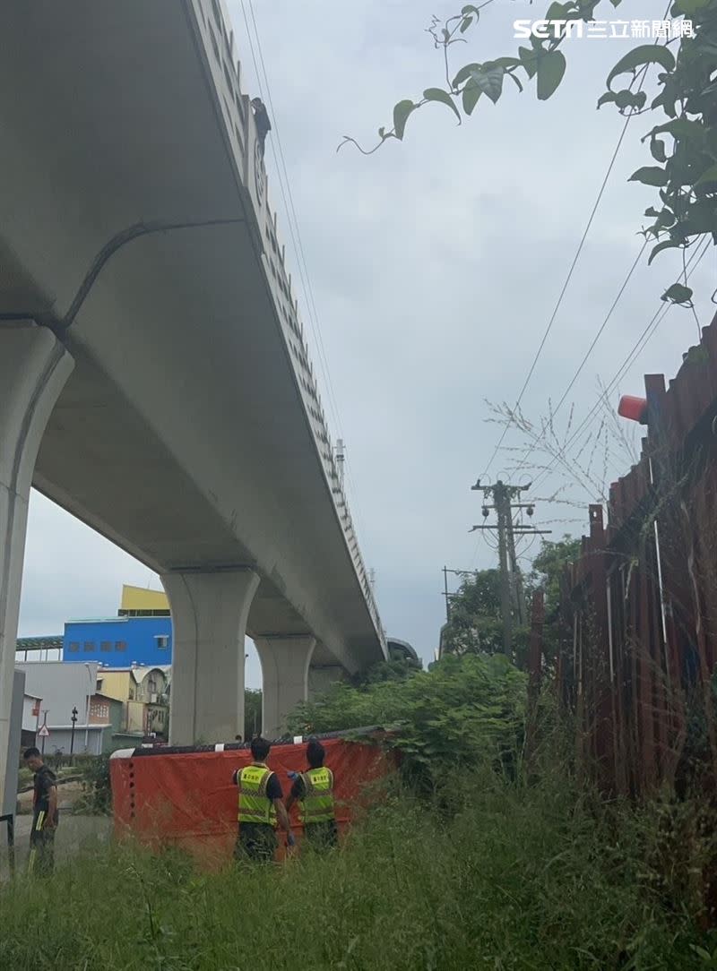 移工與警方對峙，消防隊在下方架設氣墊。（圖／民眾提供）