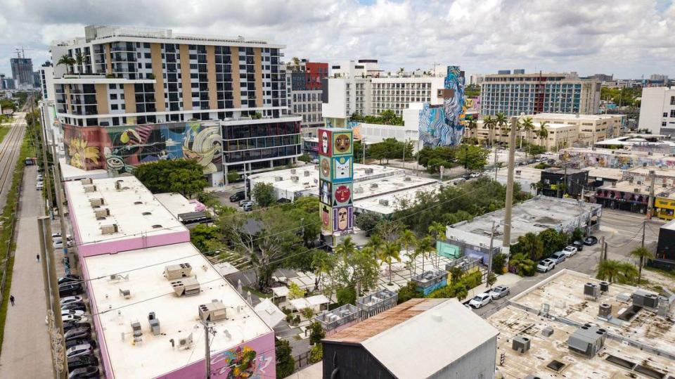 Vista aérea del vecindario de Wynwood, en Miami, en donde antiguos almacenes se mezclan con nuevos edificios de mediana altura en virtud de un plan especial de zonificación de 10 años de antigüedad.