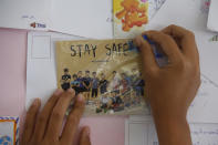 <p>A Thai well-wisher puts up a message for the boys and their soccer coach who had been trapped since June 23 in a cave in Chiang Rai Province, northern Thailand, July 9, 2018. Photo: Sakchai Lalit/AP) </p>