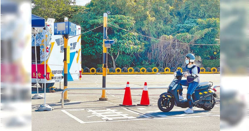 為提升騎乘機車的危險感知能力，6月5日起機車筆試將新增危險感知影片考題。圖為民眾參加駕訓班的機車安全駕訓。（圖／中國時報蔡亞樺攝）