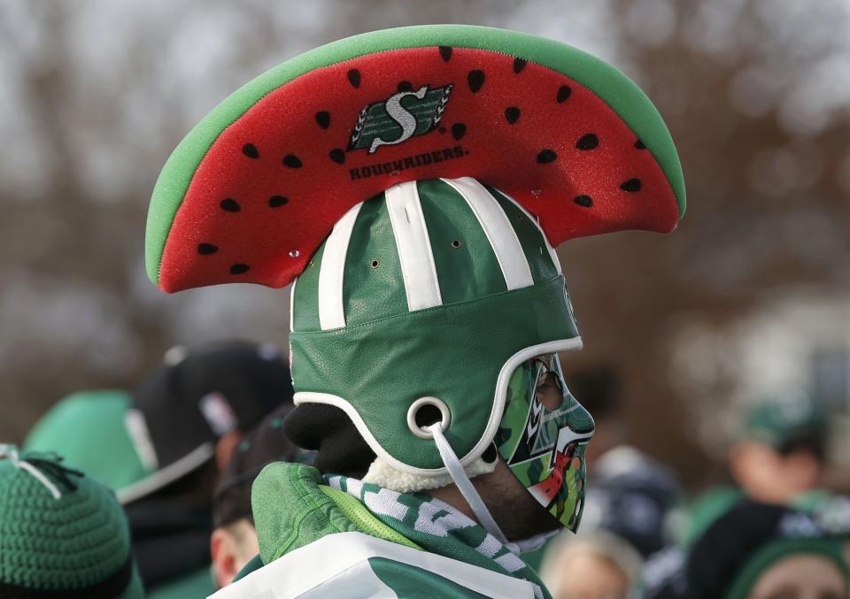 A Saskatchewan Roughrider fan gets ready outside the stadium for the 101st Grey Cup game between the Saskatchewan Roughriders and the Hamilton Tiger Cats in Regina, Saskatchewan November 24, 2013. REUTERS/Todd Korol (CANADA - Tags: SPORT FOOTBALL)