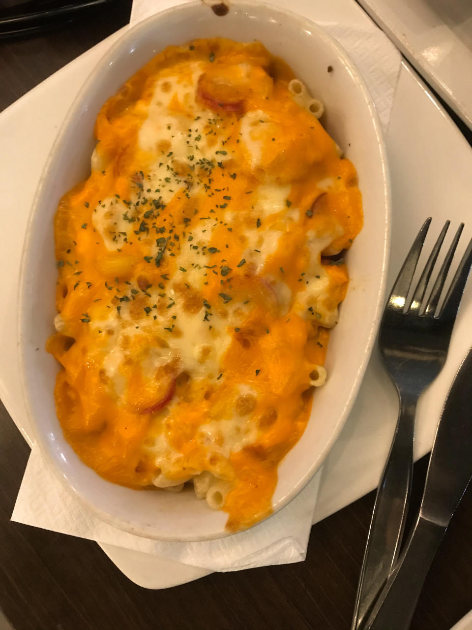 mac n' cheese in a plate next to a fork