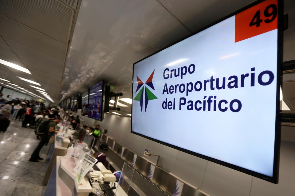 Una pantalla con el logotipo del operador aeroportuario mexicano Grupo Aeroportuario del Pacífico (GAP) en el Aeropuerto Internacional Miguel Hidalgo y Costilla, en Guadalajara. (REUTERS/Fernando Carranza)
