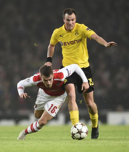 Borussia Dortmund&#39;s Kevin Grosskreutz challenges Arsenal&#39;s Aaron Ramsey (L) during their Champions League group D soccer match in London November 26, 2014. REUTERS/Dylan Martinez