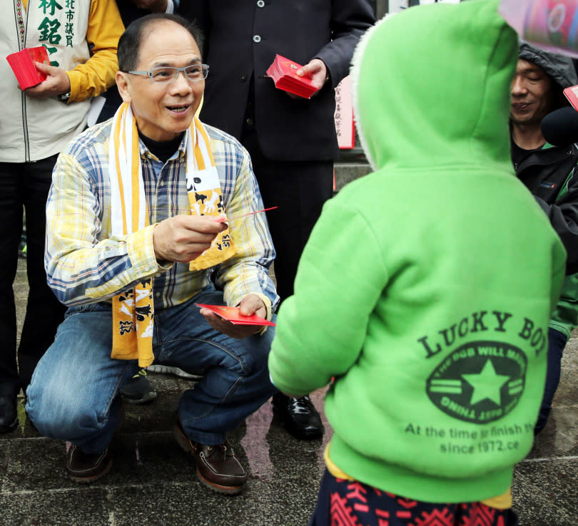 2014年時任民進黨新北市長參選人游錫堃，靠勤走基層獲民心，差點扳倒強敵新北市長朱立倫。 （圖／報系資料照）