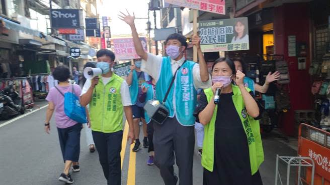 年底九合一大選除了地方選舉外，這次還有18歲公民權的修憲複決，要力拚965萬同意票的通過門檻，難度頗高，新北市議員鄭宇恩不惜挺著即將臨盆的孕肚在街頭宣講。(新北市議員鄭宇恩辦公室提供)