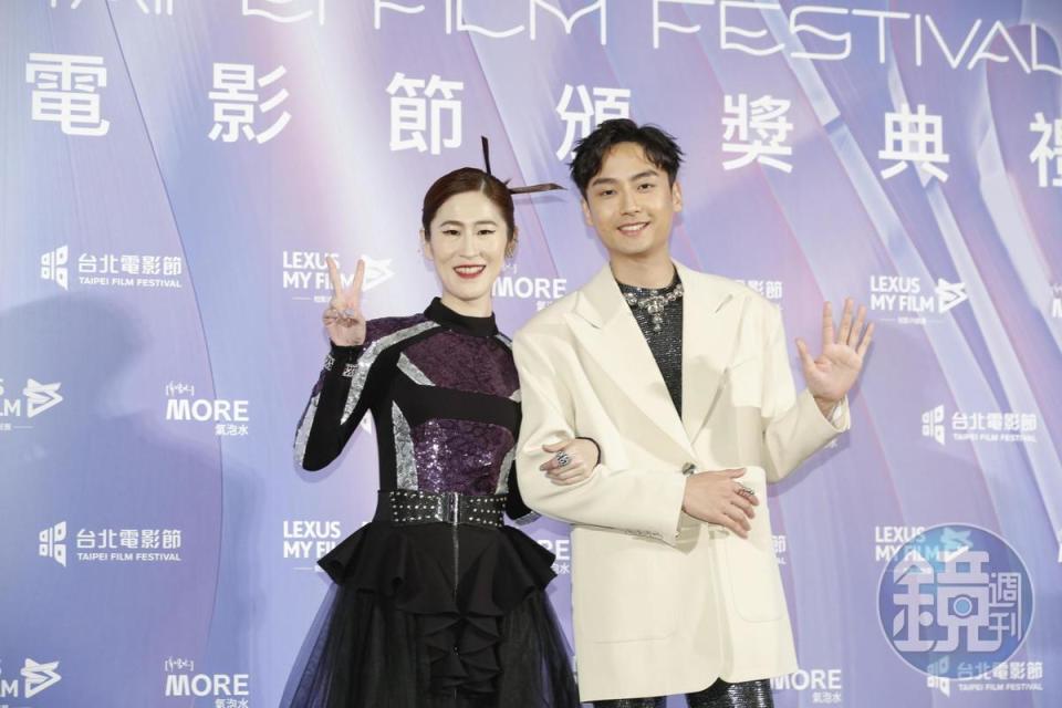 大鶴（右）與百白擔任2023台北電影節典禮主持人。