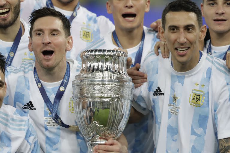 La Copa América es el primer trofeo que Leo y Ángel festejaron juntos en el seleccionado mayor; Fideo hizo el gol de la final contra Brasil en Río de Janeiro y la Pulga fue lanzada al aire por los compañeros en los festejos.