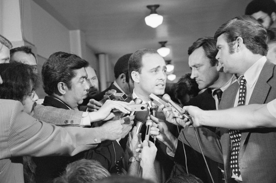 A crowd of reporters surround Los Angeles prosecutor Vincent Bugliosi as he leaves the courtroom in the trial of Charles Manson. (Photo: Bettmann via Getty Images)