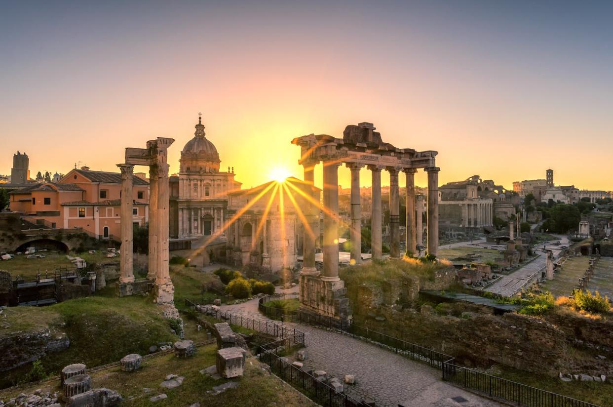 Ruinas del foro romano al atardecer. <a href="https://www.shutterstock.com/es/image-photo/ruins-romans-forum-sunrise-ancient-government-763931629" rel="nofollow noopener" target="_blank" data-ylk="slk:martinho Smart/Shutterstock;elm:context_link;itc:0;sec:content-canvas" class="link ">martinho Smart/Shutterstock</a>