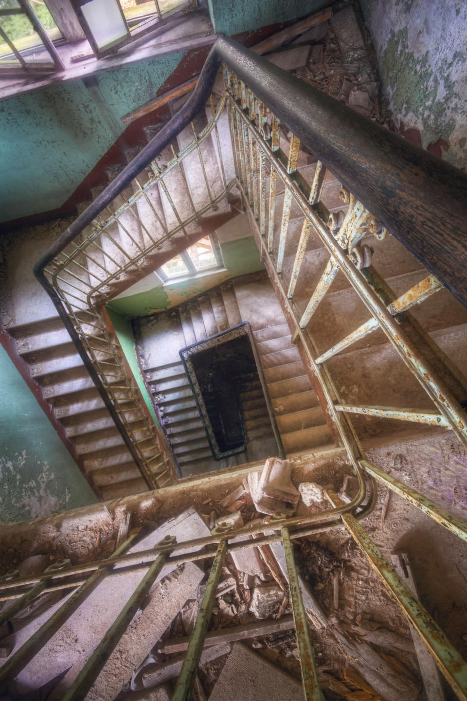 <p>An interior view of the rooms of an abandoned hospital which treated Adolf Hitler. (Roman Robroek/Caters News)</p>