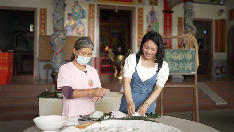 「福爾摩沙進香團」邀日本作家石井三紀子，走訪台灣客家聚落。（圖／文化總會提供）