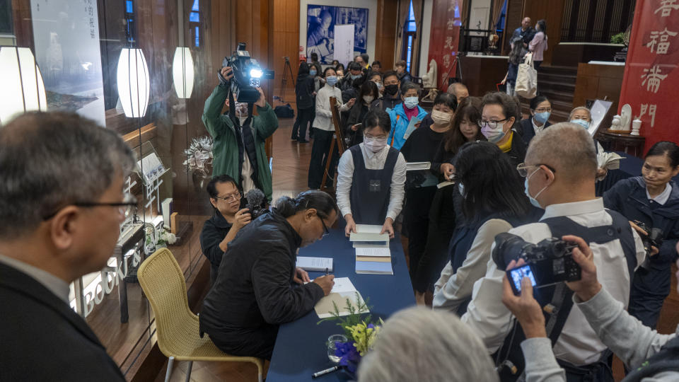 講座結束後，李屏賓還辦起簽書會，為粉絲簽名。（大愛電視提供）