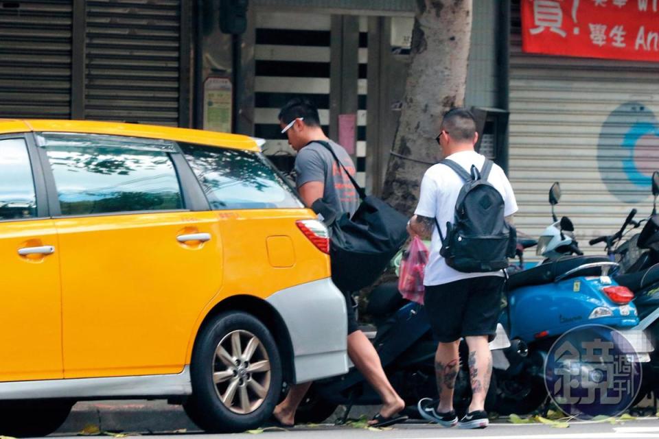 2017年張孝全被拍到跟男性友人身上大包小包一起進入家中，看似過著單身生活，但其實不然。