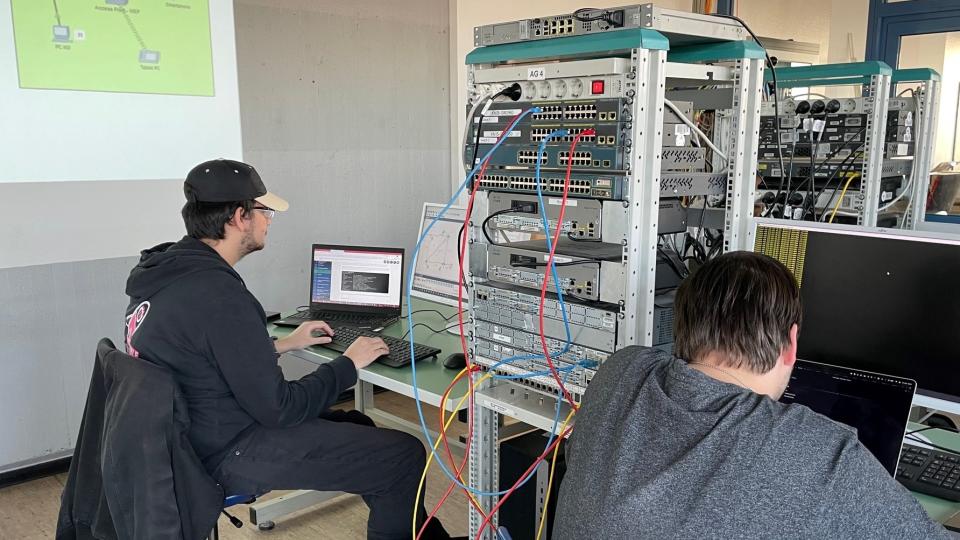 Hier arbeiten Schüler in einem Oberstufenzentrum mit skillsforall. - Copyright: Cisco Networking Academy 