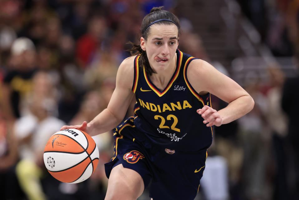 INDIANÁPOLIS, INDIANA - 15 DE SETEMBRO: Caitlin Clark #22 do Indiana Fever dirige para a cesta contra o Dallas Wings no Gainbridge Fieldhouse em 15 de setembro de 2024 em Indianápolis, Indiana. NOTA AO USUÁRIO: O usuário expressamente reconhece e concorda que, ao baixar e/ou usar esta fotografia, o usuário está consentindo com os termos e condições do Contrato de Licença da Getty Images. (Foto de Justin Casterline/Getty Images)