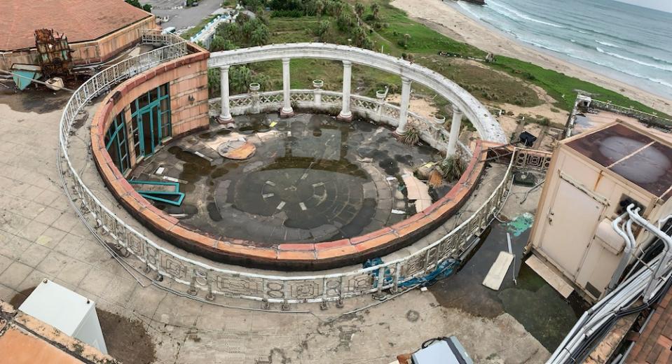 A view overlooking the Castle Restaurant shows its close proximity with the sea. (Photo courtesy of FoodBabyTW/Website)