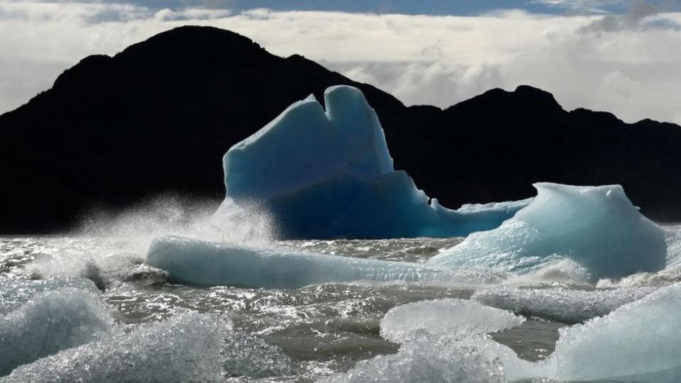 Témpanos de hielo en el agua