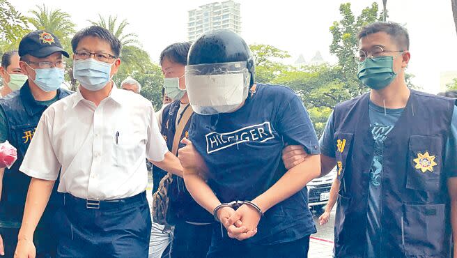 朱嫌犯案後立即逃離現場，高雄警方在短短4小時內，就在台南將嫌犯逮捕歸案，朱嫌被帶回分局時不發一語。（洪靖宜攝）