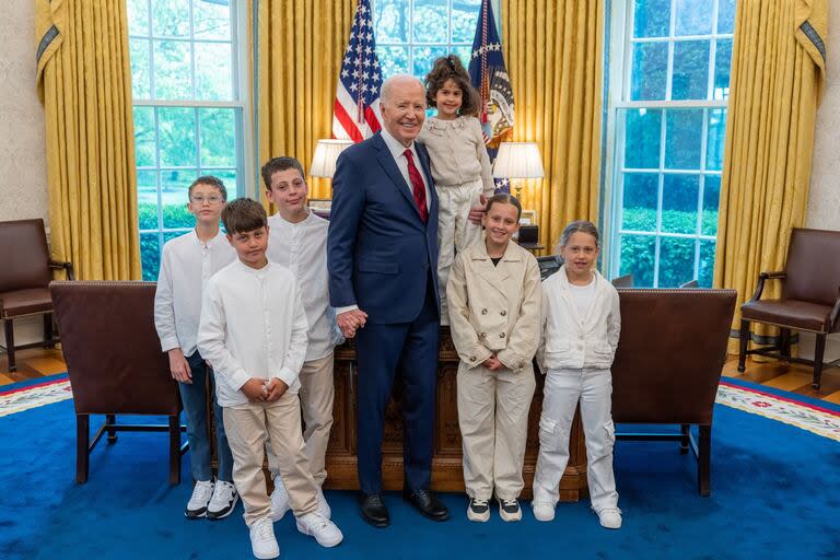 El presidente de Estados Unidos, Joe Biden, con niños rehenes liberados de Gaza.