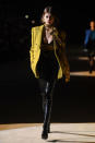 Après s’être octroyée quelques jours de repos suite à la Fashion Week de Milan, Kaia Gerber a fuselé ses jambes de bottes en vinyle noir, assorties à une jupe droite, et a révélé son soutien-gorge porté sous une veste oversize couleur moutarde. Un look qui incarne parfaitement la nouvelle collection Saint Laurent qu’a présentée, le 25 février, au Trocadéro Anthony Vaccarello. ©Getty Images
