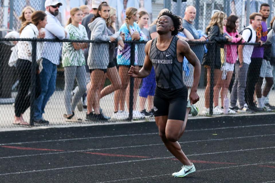 Brownsburg Dominic Calhoun heads for the finish line during the boys 200 meters race during the IHSAA boys track and field sectional at Plainfield High School, May 18, 2023; Plainfield, IN, Gary Brockman-for Indianapolis Star