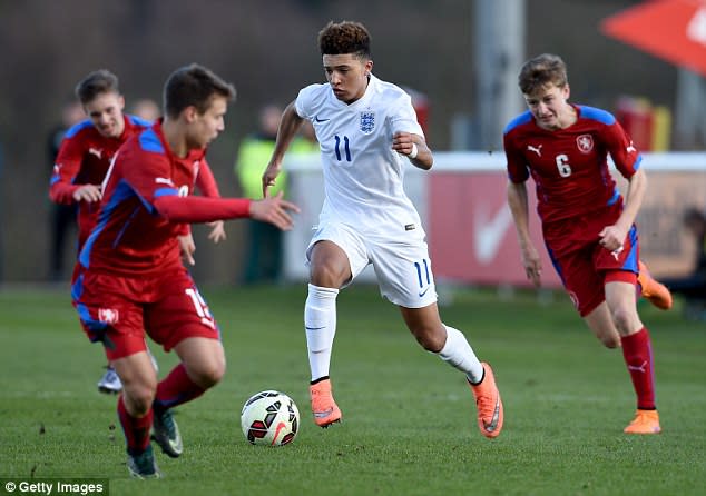 <p>RB Leipzig ist laut englischen Medienberichten an Offensiv-Künstler Jadon Sancho von ManCity interessiert. Die „DailyMail“ schreibt, dass das größte Talent des 2000er Jahrgangs seit April mit den Leipzigern im regen Austausch stehe. Der 17-Jährige spielt zurzeit bei der U17-EM in Kroatien groß auf und hat England ins Finale geführt. Im Gegensatz zu Manchester, soll Sancho in Leipzig gleich für die 1. Mannschaft eingeplant sein. (Getty Images)</p>