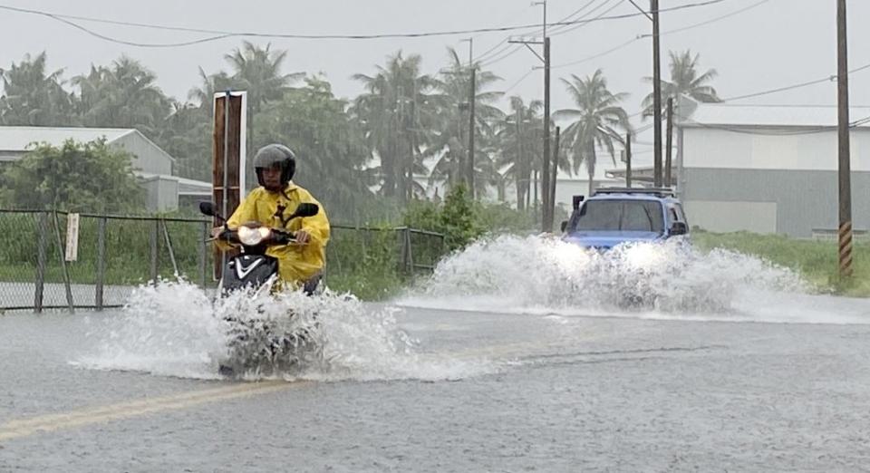 安南區海中街淹水，汽機車加足油門涉水而過。（民眾提供）