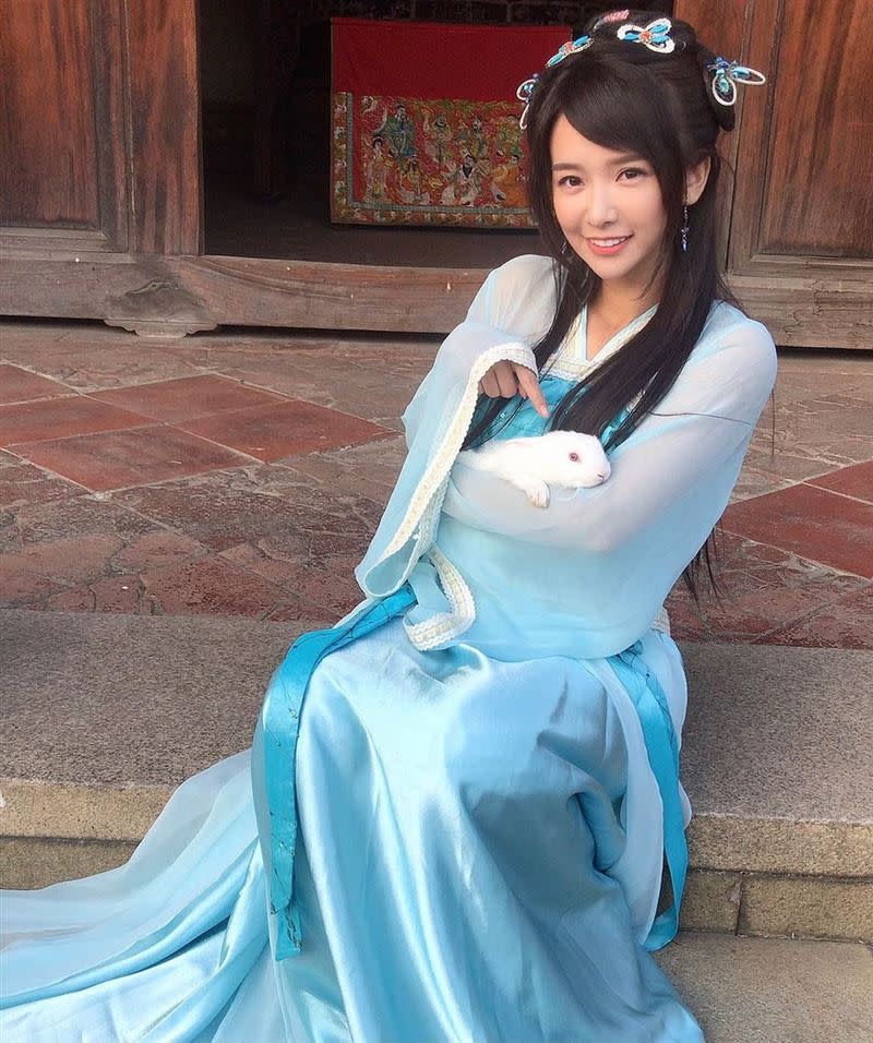 張雅涵在《戲說台灣》演出「蘭花精」登上表特版。（圖／非常星工作室提供）