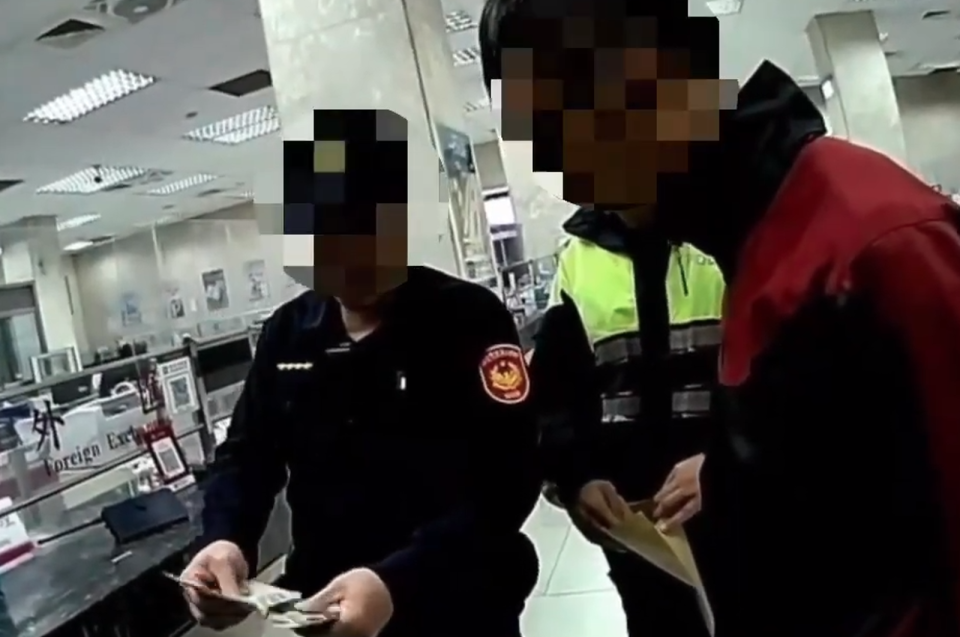 蘇姓男子（右，紅衣者）攜帶假美鈔至銀行換錢，遭到警方移送法辦。（翻攝照片）