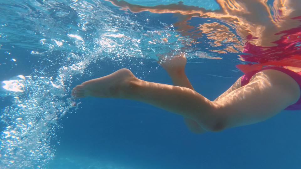 Little girl in a swimming pool. (PHOTO: Getty Images)