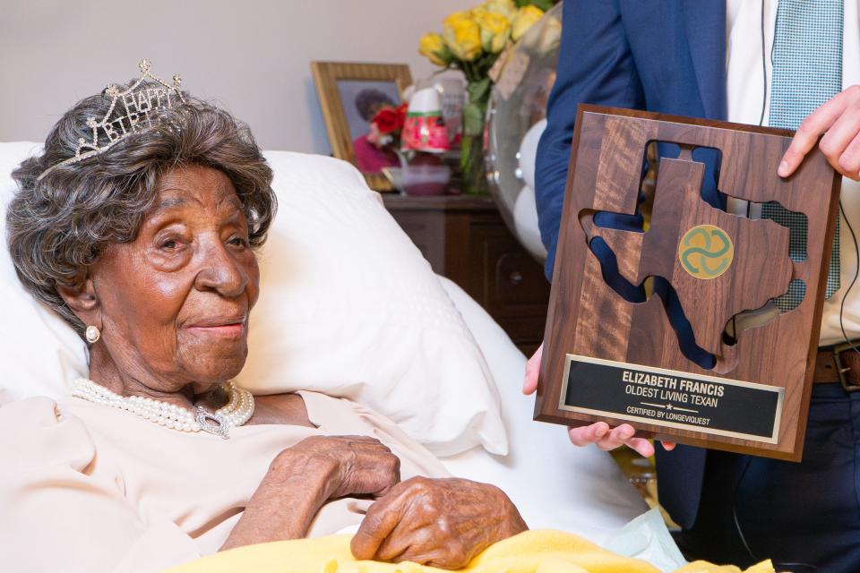 Elizabeth Francis receiving a plaque honoring her status as the "Oldest Living Texan" on 30 July 2023 by LongeviQuest CEO, Ben Meyers.