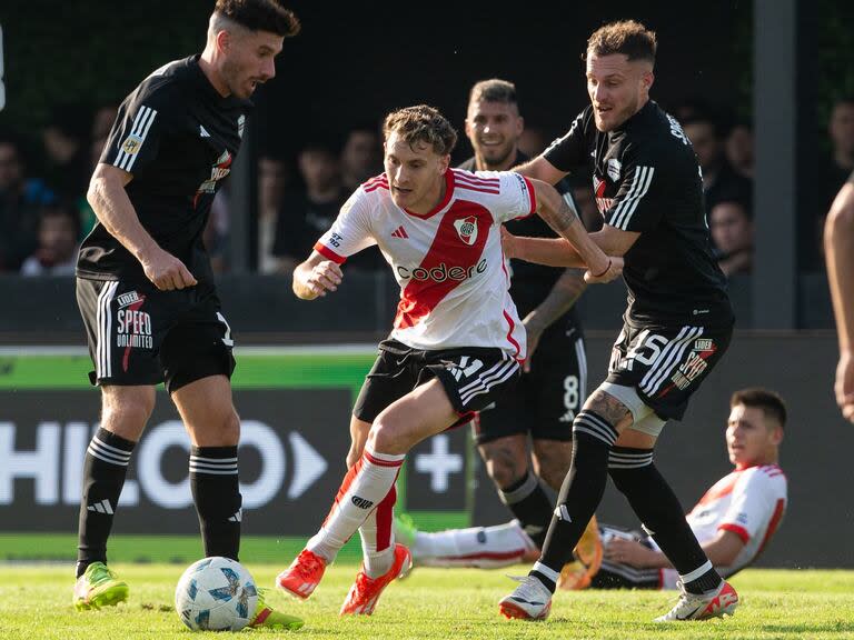 River perdió su lugar ideal en la Tabla Anual tras la caída sorpresiva ante Deportivo Riestra por 2 a 0 en el Bajo Flores