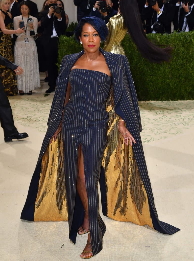 Regina King impactó con un elegante diseño a rayas junto a una capa inspirada en un saco de traje de Michael Kors, que acompañó con joyas de Harry Winston