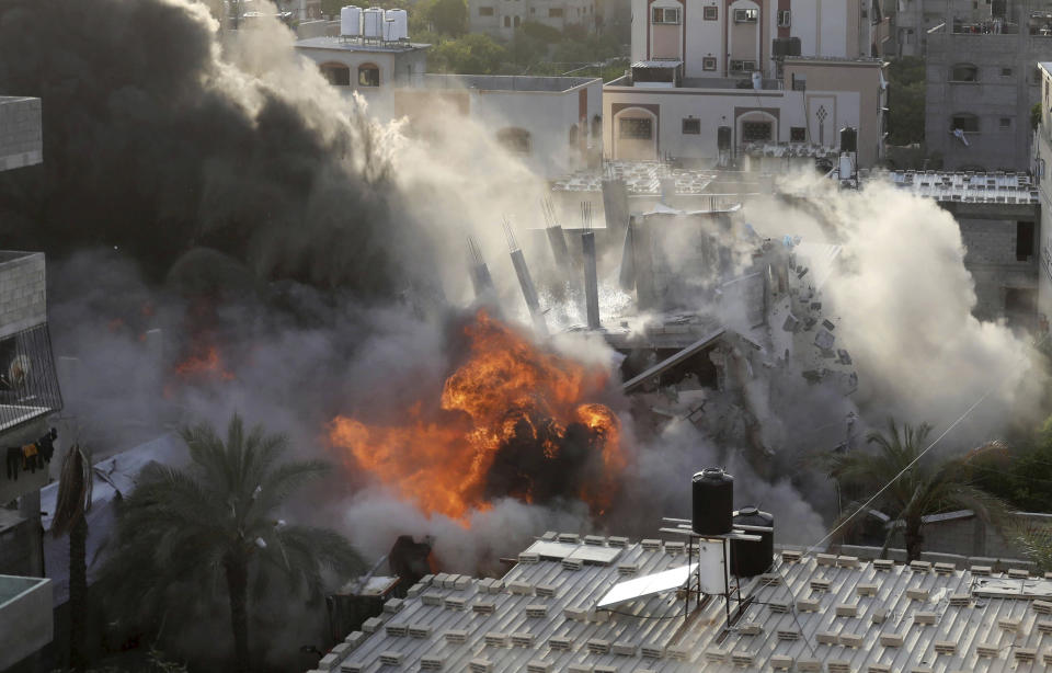 Humo y llamas en un edificio luego de una explosión causada por un ataque aéreo israelí en Gaza, el sábado 13 de mayo de 2023. (AP Foto/Ashraf Amra)