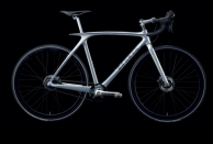 De Rosa Metamorphosis è la prima sport utility bike al mondo prodotta da De Rosa e disegnata da Pininfarina che si avvale di un telaio seducente in monoscocca di carbonio, freni a disco e cambio Shimano a 8 velocità.