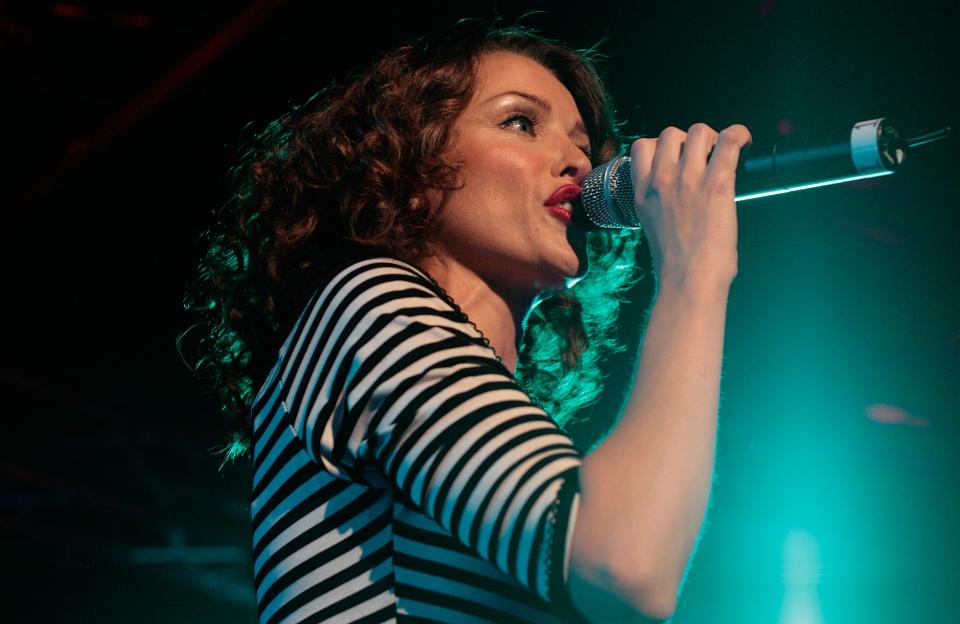 SYDNEY, NSW - AUGUST 17:  Pop Star Dannii Minogue performs on stage at the 1st birthday celebrations for Sydney club night Homesexual at Home Nightclub on August 17, 2006 in Sydney, Australia.  (Photo by Paul McConnell/Getty Images)