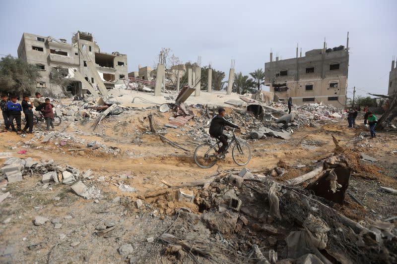 Palestinos inspeccionan el lugar de un ataque israelí contra una casa, en medio del actual conflicto entre Israel y Hamás, en Jan Yunis, en el sur de la Franja de Gaza