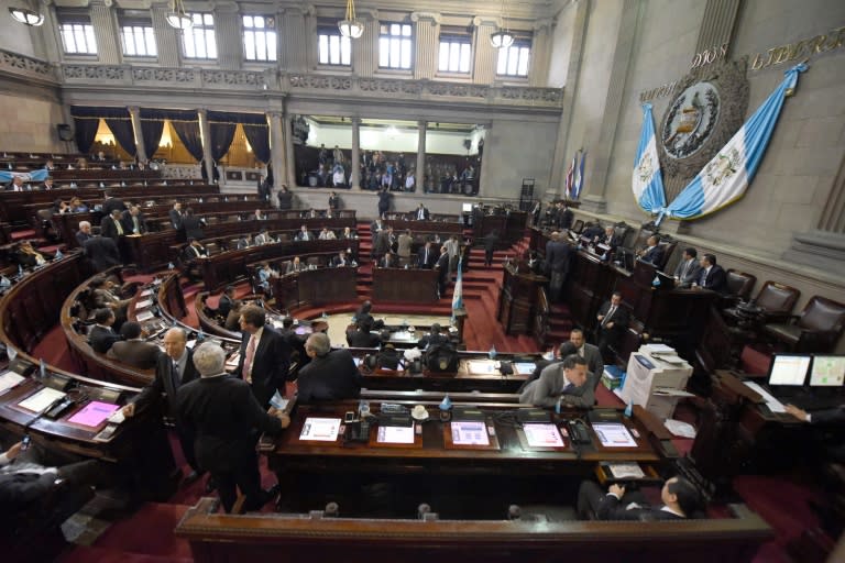 Guatemalan deputies talk before the start of a congressional session in Guatemala City on September 1, 2015