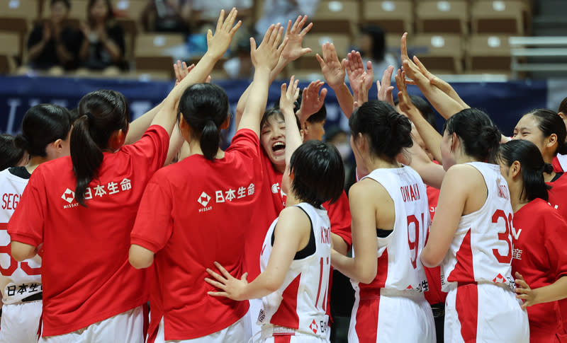 瓊斯盃女子組賽事  日本隊奪勝（2） 第43屆威廉瓊斯盃國際籃球邀請賽7日繼續在新北新 莊體育館進行女子組賽程，由日本隊（圖）交手台灣 白隊，終場日本隊以94比42拿下勝利，球員（圖）在 場中開心慶祝。 中央社記者趙世勳攝  113年7月7日 