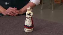 Die Porzellanfigur einer jungen Frau in schlesischer Tracht aus den Schwarzburger Werkstätten entstand in der Zeit zwischen 1918 und 1925. Der Wert wurde auf 420 bis 450 Euro geschätzt. (Bild: ZDF)