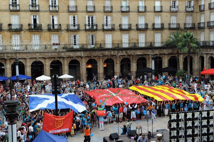 Demonstrators hold giant flags of Scotland, Basque Country and Catalonia during a demonstration in support of a Catalan vote on independence from Spain, in the northern Spanish Basque city of Bilbao on September 13, 2014 (AFP Photo/Rafa Rivas)