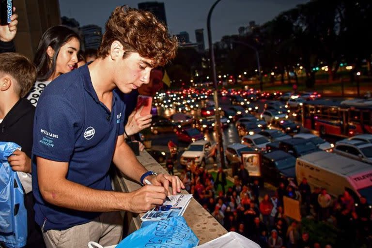 Franco Colapinto, y una imagen singular, ante unas 400 personas, desde el balcón del ACA