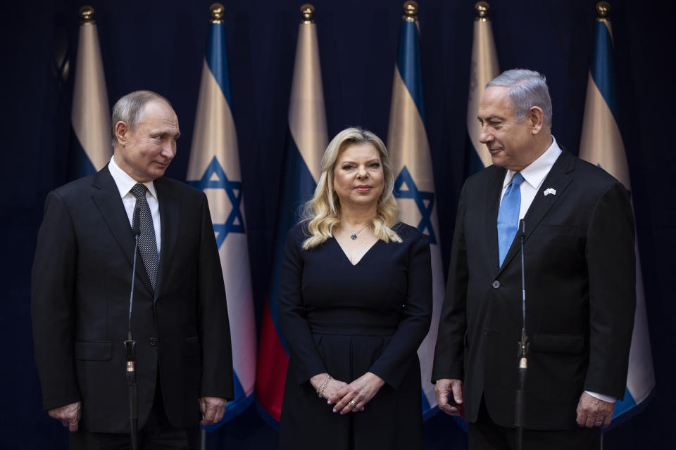 El primer ministro israelí, Benjamin Netanyahu, y su esposa, Sarah, junto al presidente de Rusia, Vladimir Putin, el jueves 23 de enero de 2020. (Heidi Levine/Imagen de pool via AP)