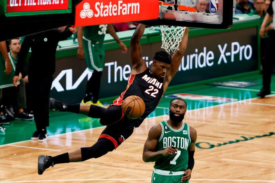 El jugador del Heat Jimmy Butler (22) clava la pelota ante la marca de Jaylen Brown, de los Celtics, en el Juego 7 de las Finales de la Conferencia Este, celebrado el 29 de mayo de 2023 en Boston.