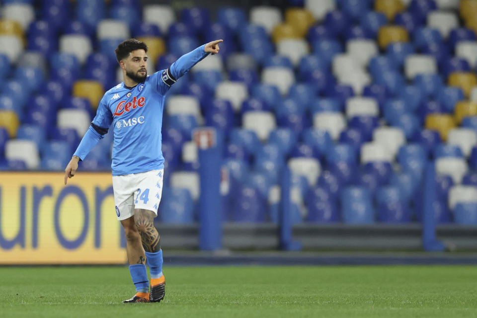 El jugador del Napoli, Lorenzo Insigne, celebra luego de anotar el primer tanto del cuatro durante el partido de la Serie A italiana contra la Juventus, en el estadio Diego Armando Maradona, en Nápoles, Italia, el sábado 13 de febrero de 2021. (Alessandro Garofalo/LaPresse vía AP)