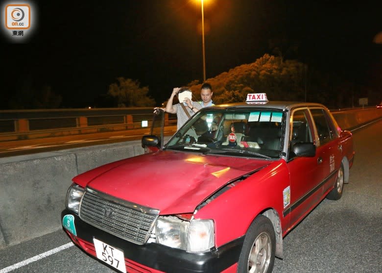 的士車頭損毀。(吳建明攝)