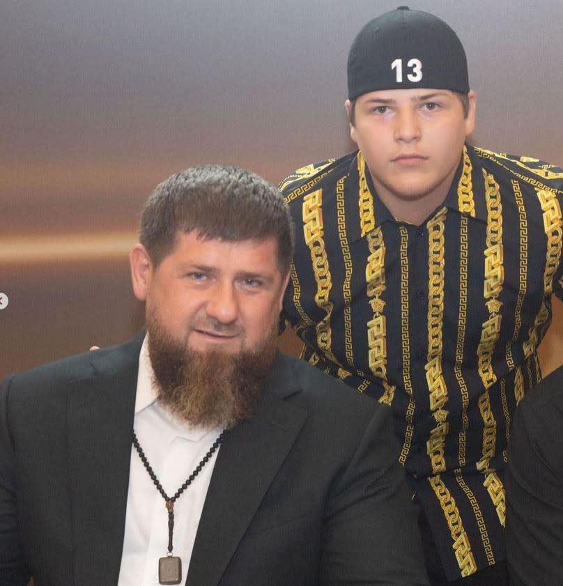 車臣領導人卡狄羅夫（左）與兒子亞當。翻攝Instagram@komanda_k13