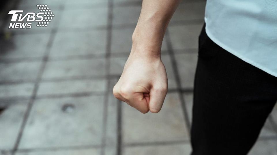 郭男累積不滿情緒，持牛排刀猛刺張女8刀致死。（示意圖／shutterstock達志影像）